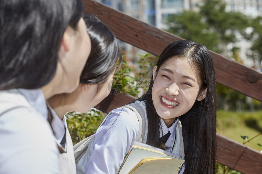 高中生校园内看书学习图片