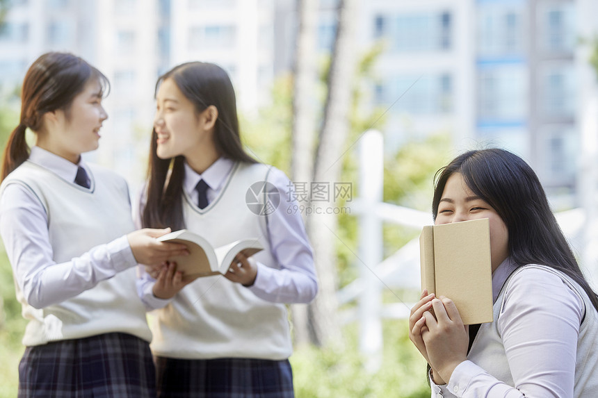 高中生校园内看书学习图片