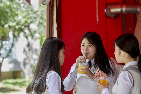 高中生校园内喝果汁图片