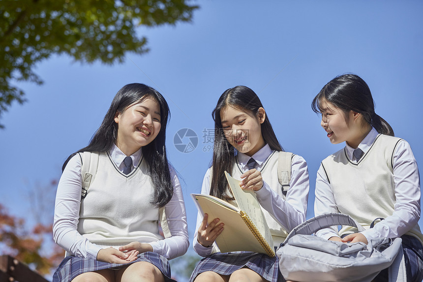 高中生校园内看书学习图片