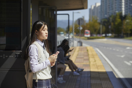 高中生公交车站等车图片