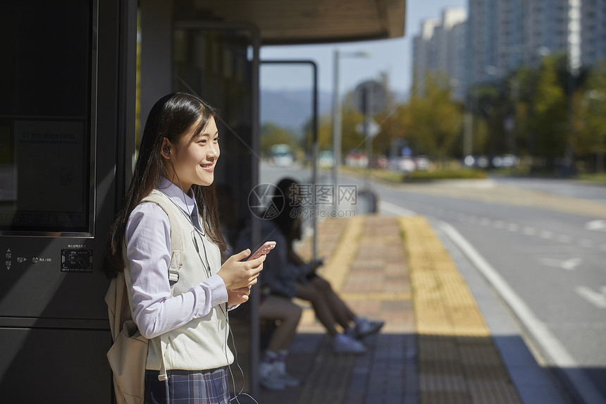 高中生公交车站等车图片