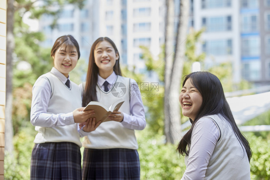 高中生校园内看书学习图片