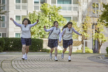 高中生校园内一起走路图片