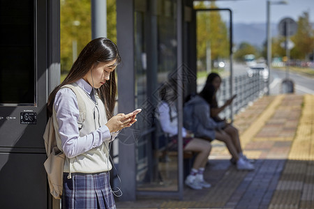 高中生在公交站台等车图片
