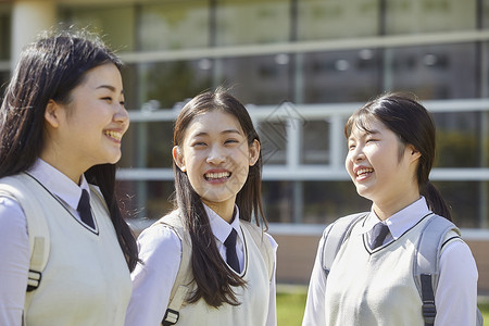 高中生女孩开心的聊天图片