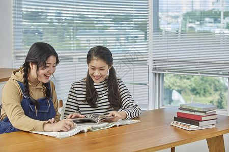 高中生教室里看书学习背景图片