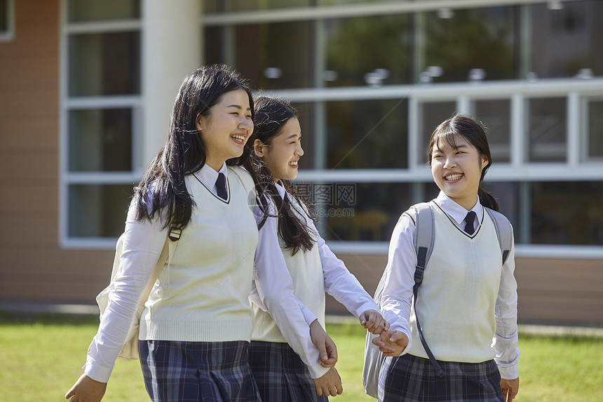 女同学们开心的一起走着图片