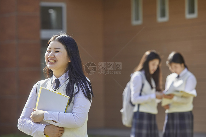 校园内高中生形象图片