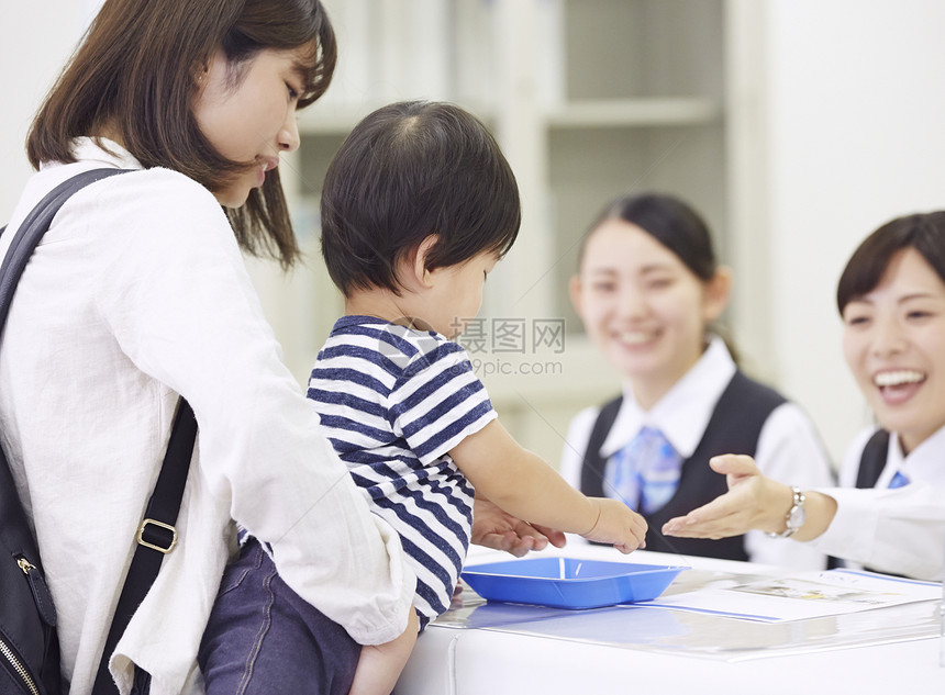 父母身份户内女士银行窗口客户图片