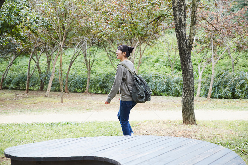 幸福女孩外出旅行图片