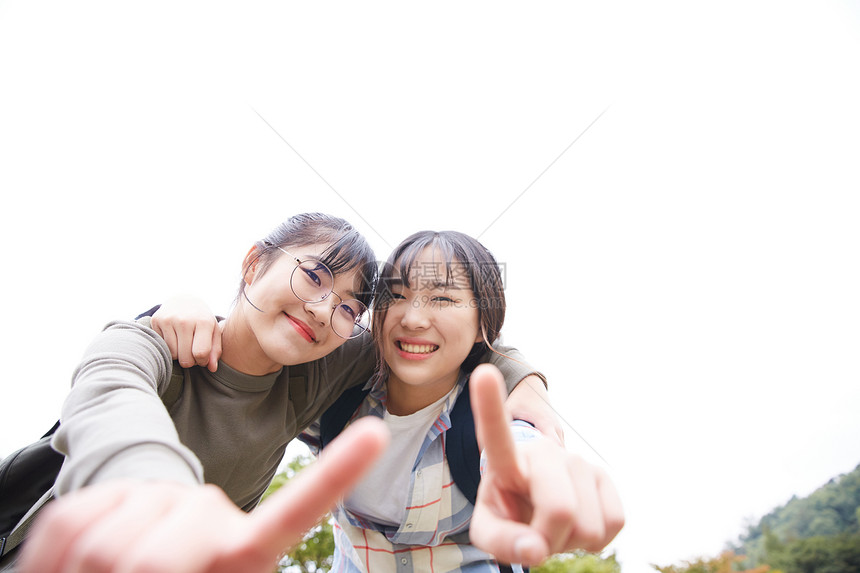 在户外郊游的背包客女孩图片