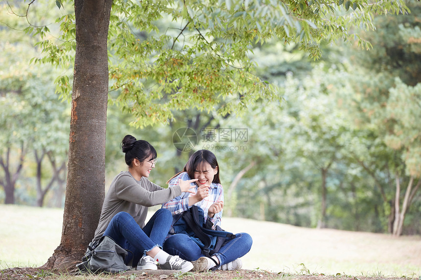 在户外郊游的背包客女孩图片