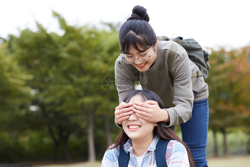 在公园郊游的女孩图片