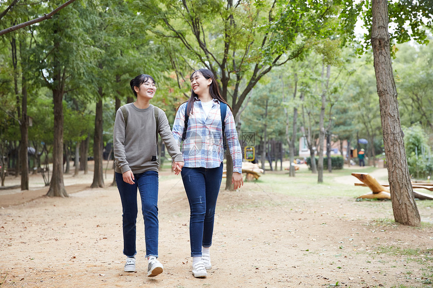 在公园郊游的女孩图片