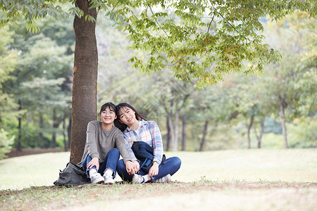  公园郊游踏青的女孩图片