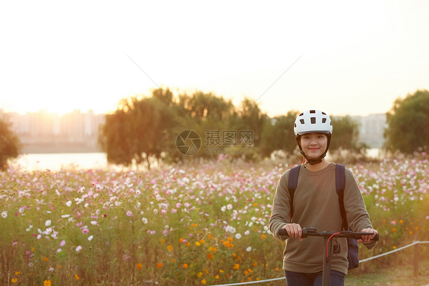 夕阳下骑车散步的女孩图片