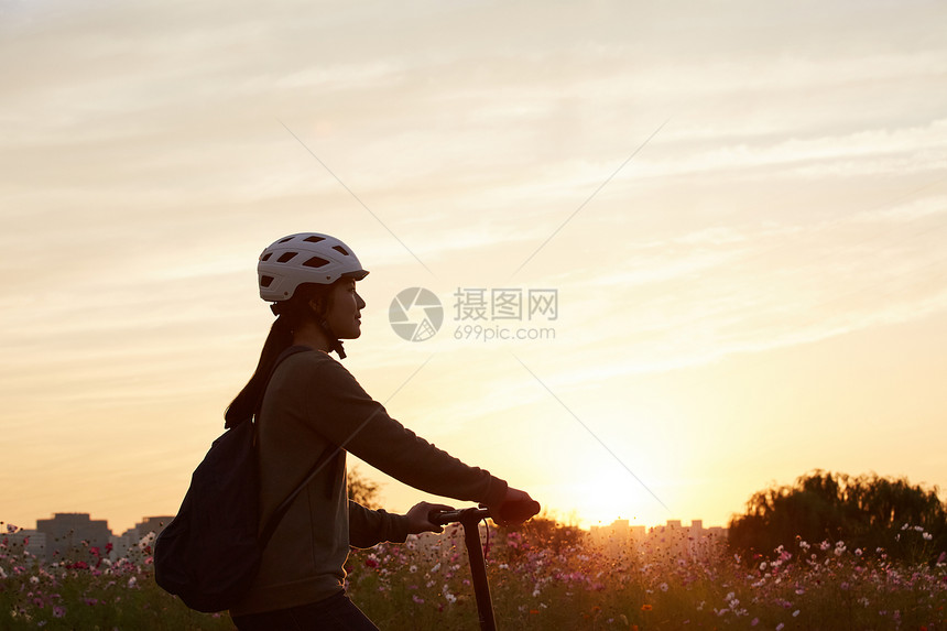 夕阳下骑车散步的女孩图片