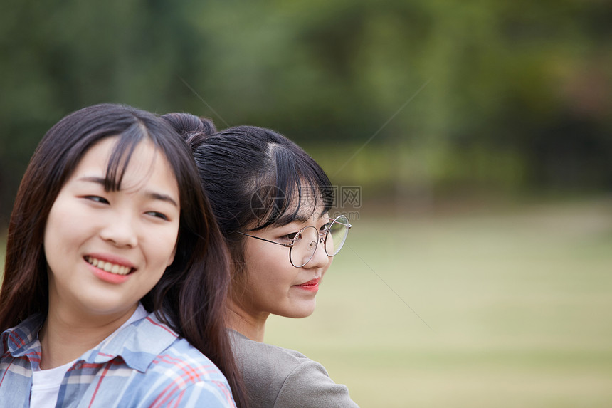 伙伴一起爬山放松心情图片