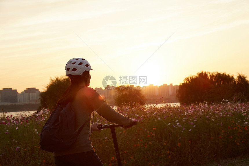 青年高中生康复旅行图片