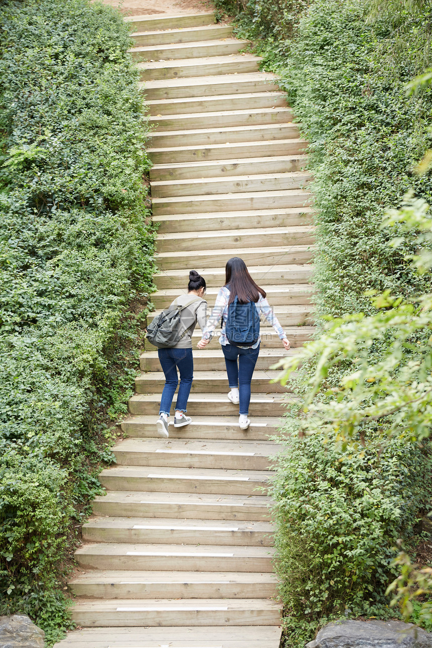 年轻女闺蜜结伴旅行图片