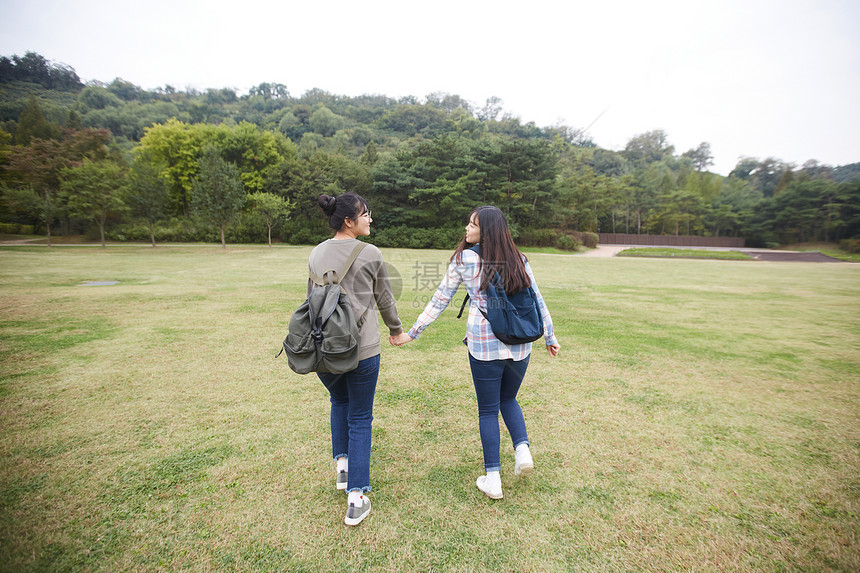 高中女子户外踏青图片