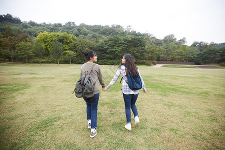 高中女子户外踏青背景图片