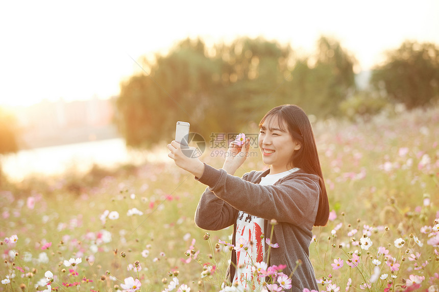 成年女子在花丛中图片