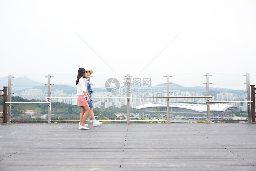 花丛中的女孩图片