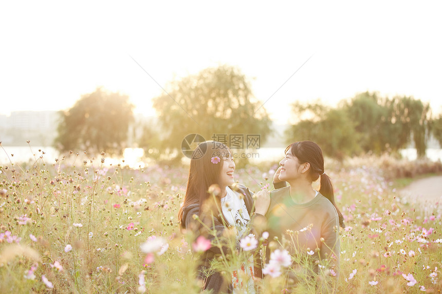 成年女子在花丛中图片