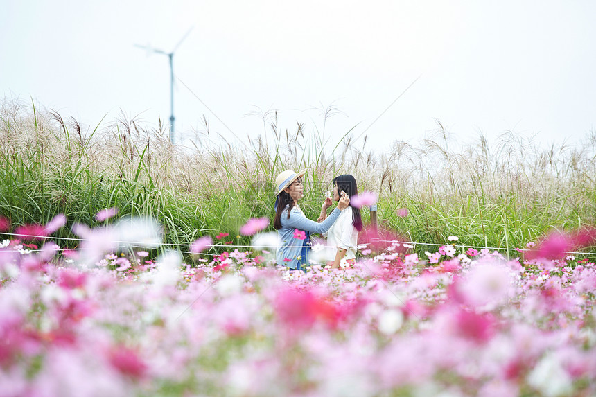 花园里旅行的青年朋友图片