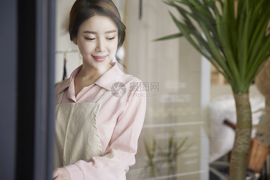 花店里微笑的年轻女子图片