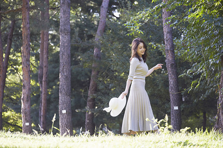 春天公园里散步的女青年图片