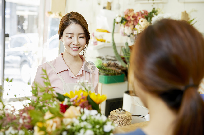 花店里微笑的年轻店员图片