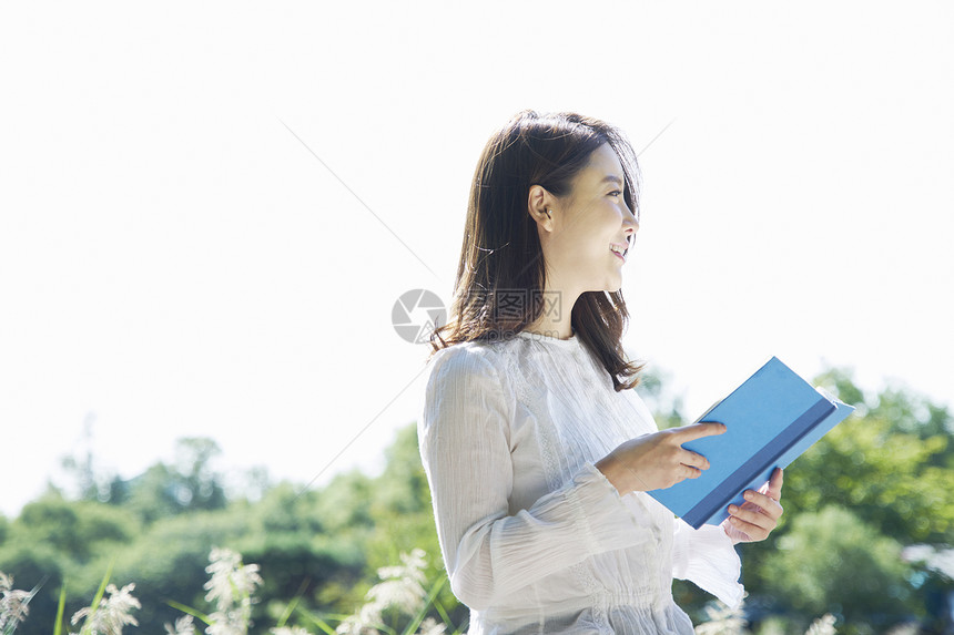 户外放松阅读的年轻女性图片