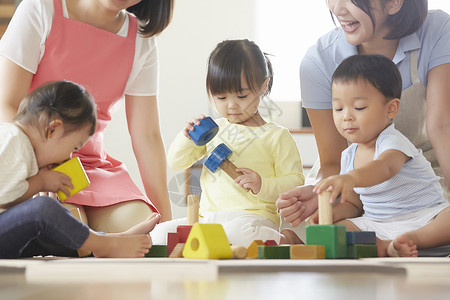 陪伴孩子玩耍的幼儿园老师图片