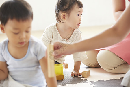 幼儿园老师陪伴孩子们玩耍图片