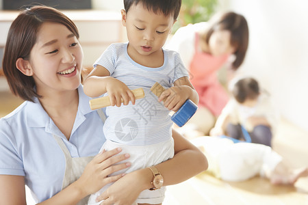 演奏托儿所空白部分幼儿园老师和孩子们玩图片