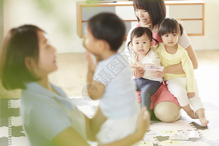 托儿所老师教孩子们学习认字图片