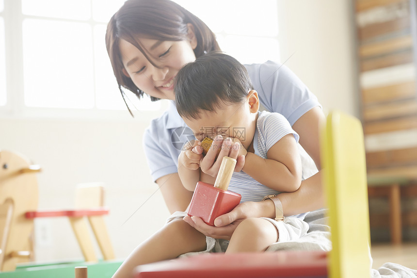 青年保姆和孩子图片