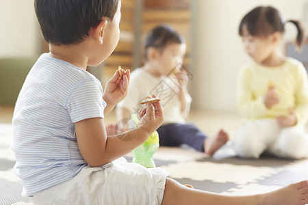 学前班吃零食的孩子图片