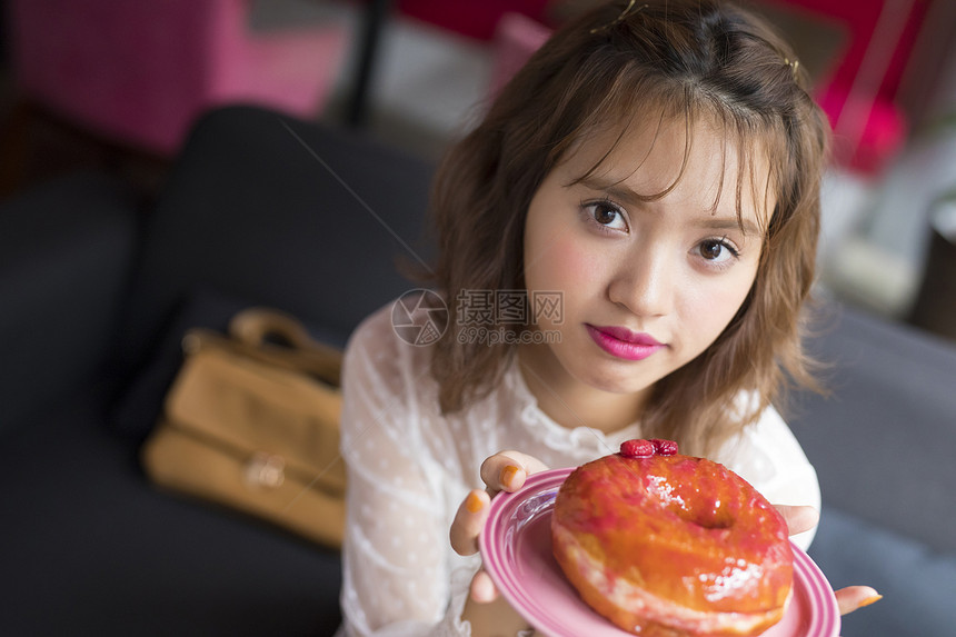 女孩年轻的女孩韩国风格放松在咖啡馆的妇女图片