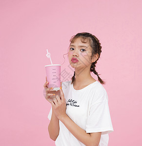 韩国奶茶素材一个女人拿着奶茶背景