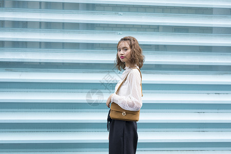 一个出门的年轻女人图片