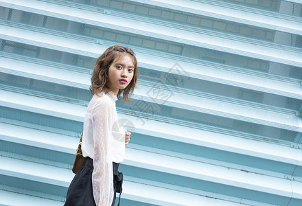 一个出门的年轻女人图片