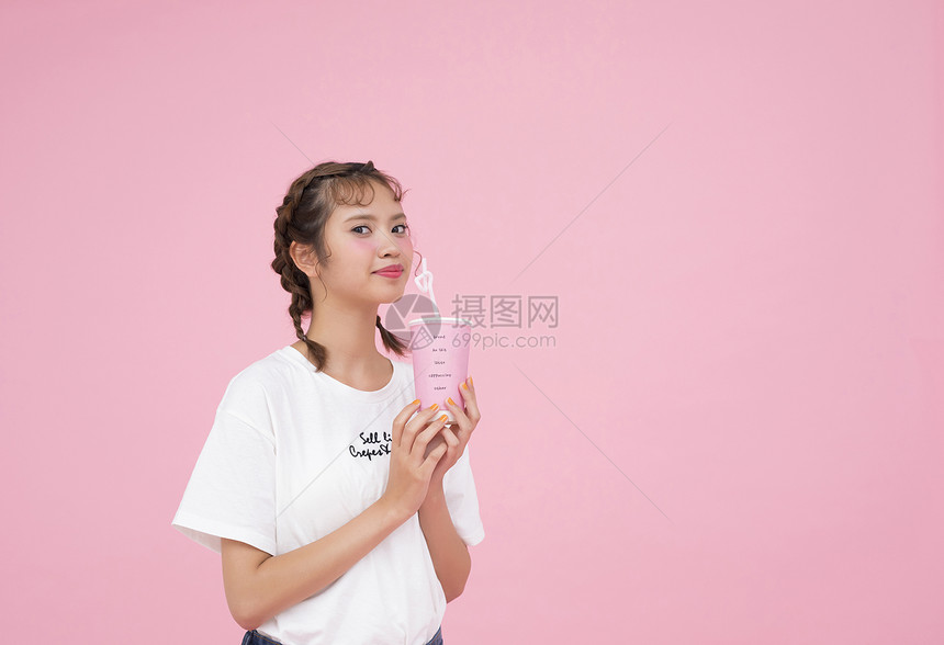 手拿饮料的女性图片