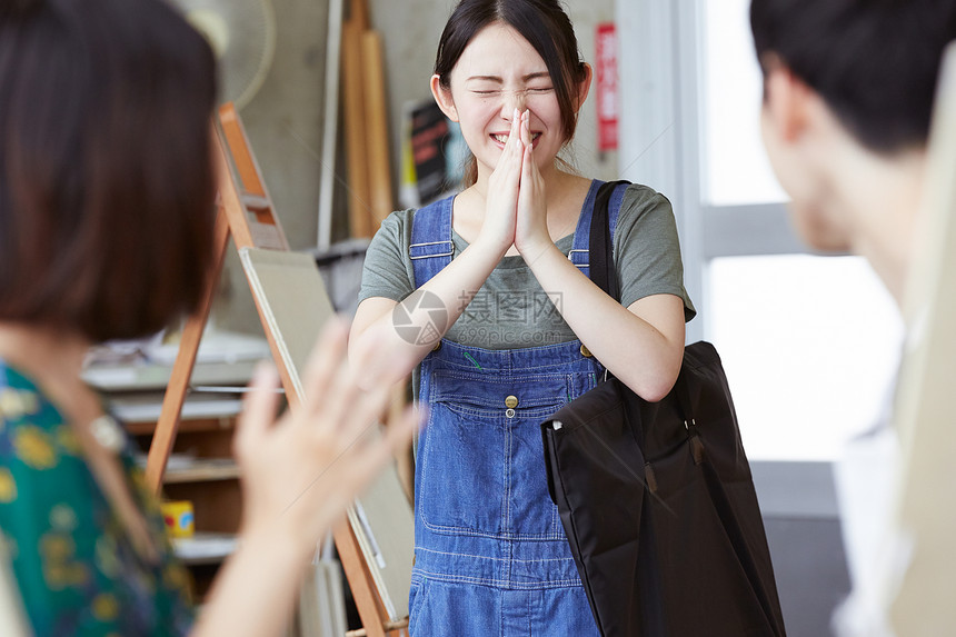 老师指导学生画画图片