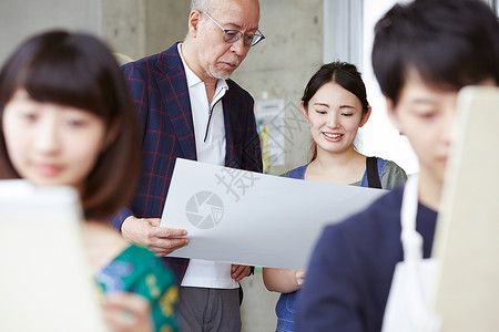 老师指导学生画画图片