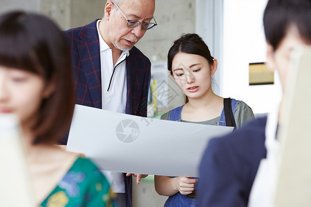 老师指导学生画画图片