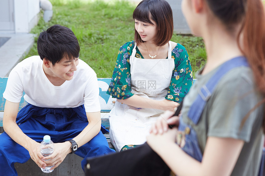 交谈甚欢的同学们图片